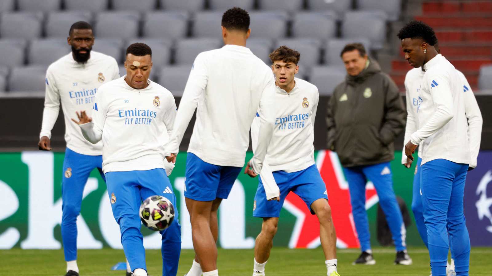 أزمة جديدة.. غضب بين لاعبي ريال مدريد بسبب "سفر مبابي" 