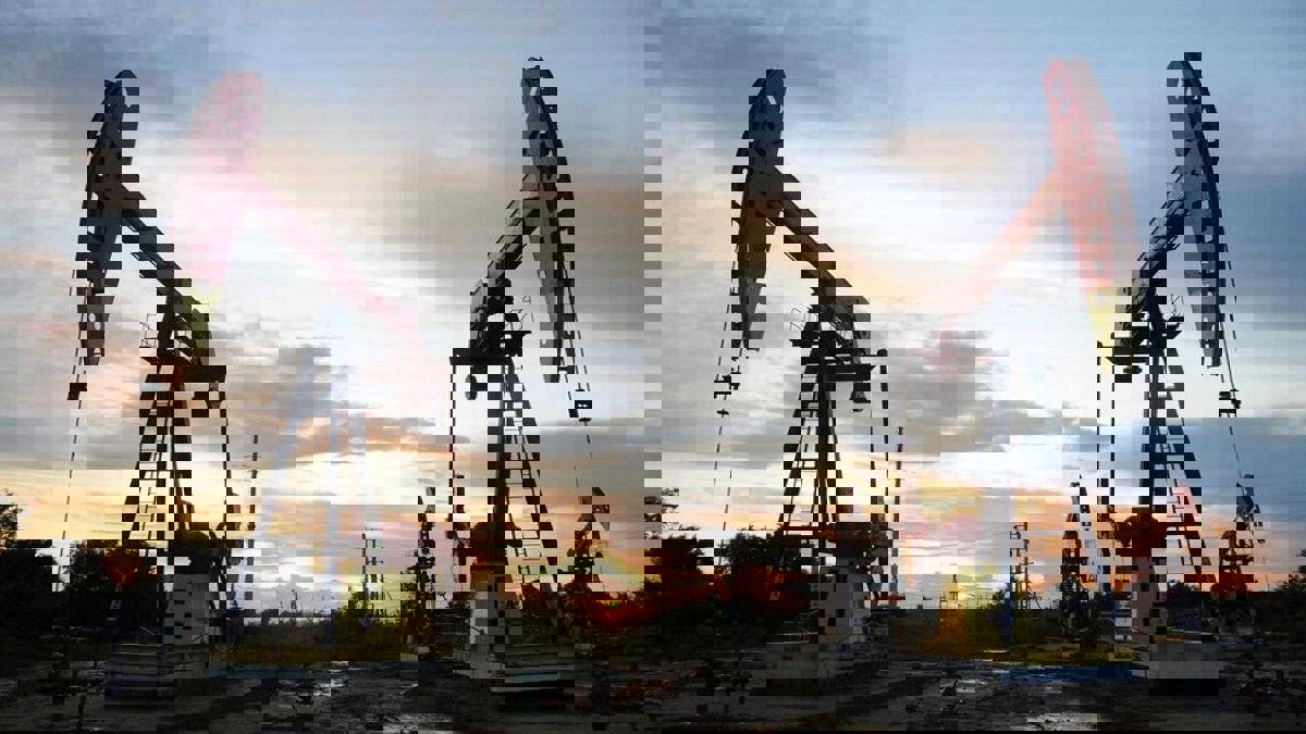 النفط يواصل خسائره النفط بفعل تجدد الإغلاقات