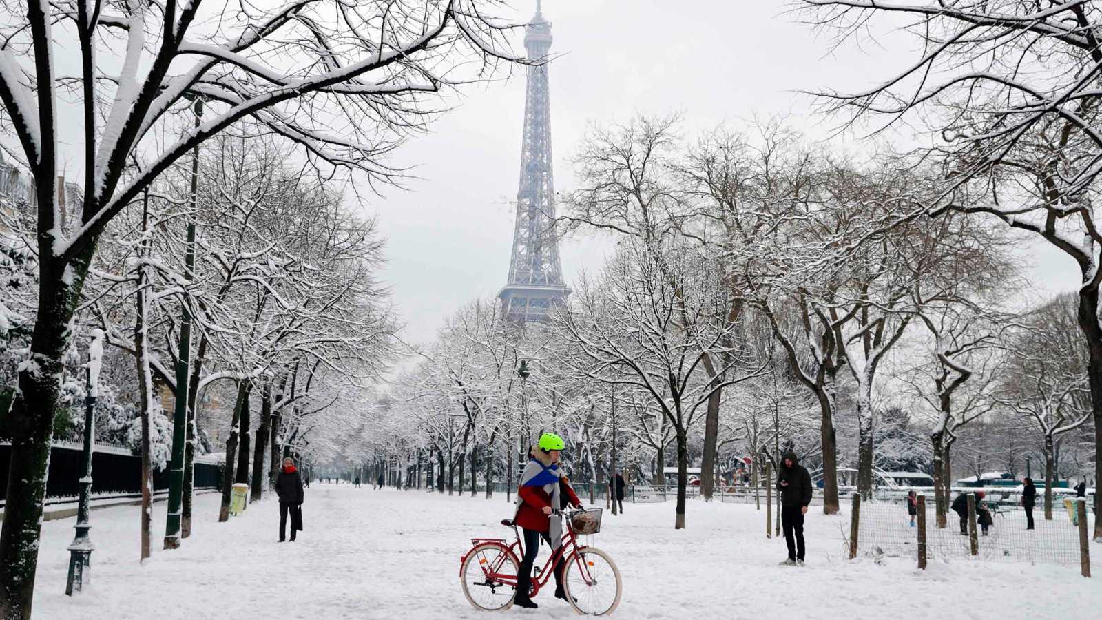 الثلوج تتسبب بإلغاء 140 رحلة جوية في باريس