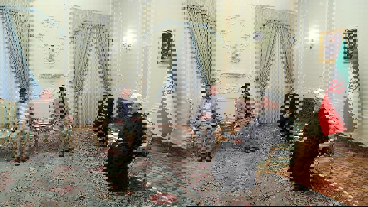 الحكومة اليمنية تدين تسليم مقارّها الدبلوماسية في طهران للحوثيين