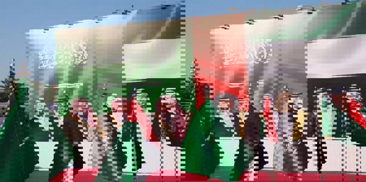 شارع في إمارة دبي يشهد أكبر احتفال بالعيد الوطني للسعودية (فيديو)