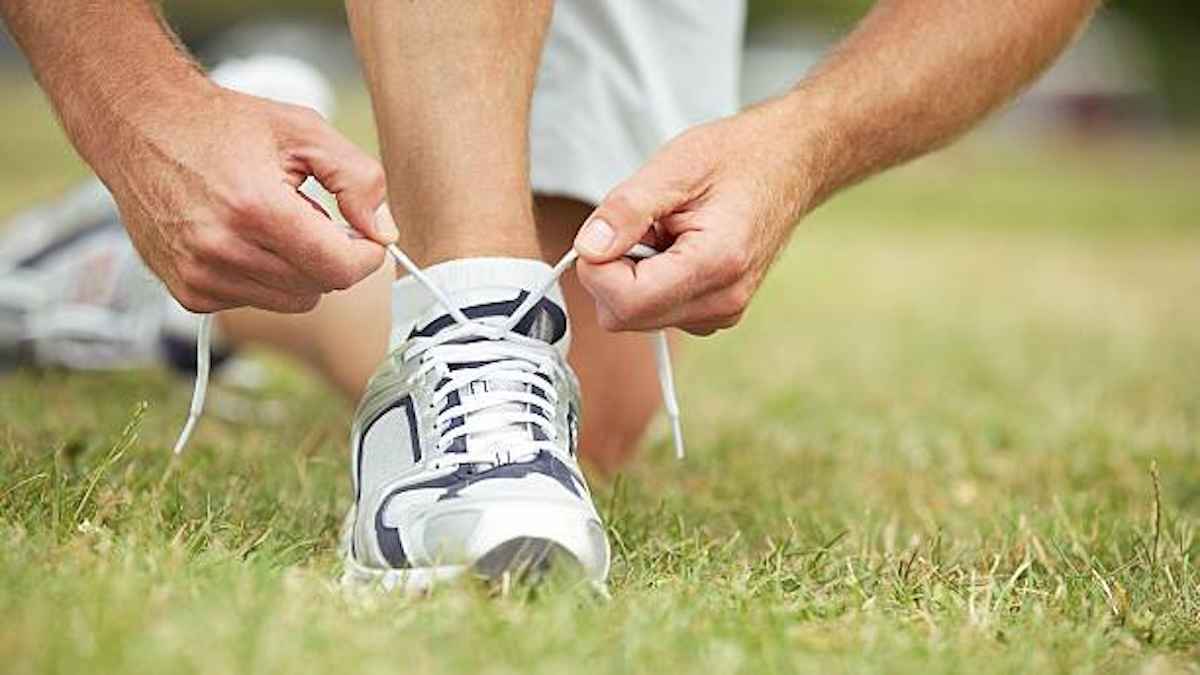 كيف تربط حذاءك؟.. خطأ بسيط قد يكون سبب آلام قدميك