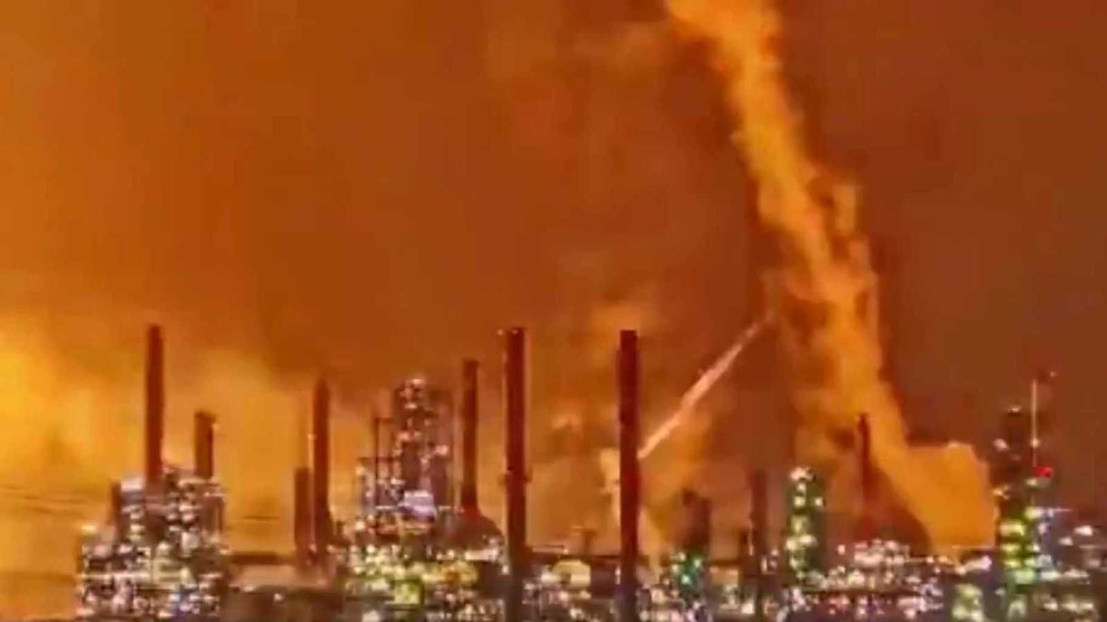 إسرائيل ترفع السرية عن لقطات توثق قصف إيران مصفاة حيفا (فيديو)