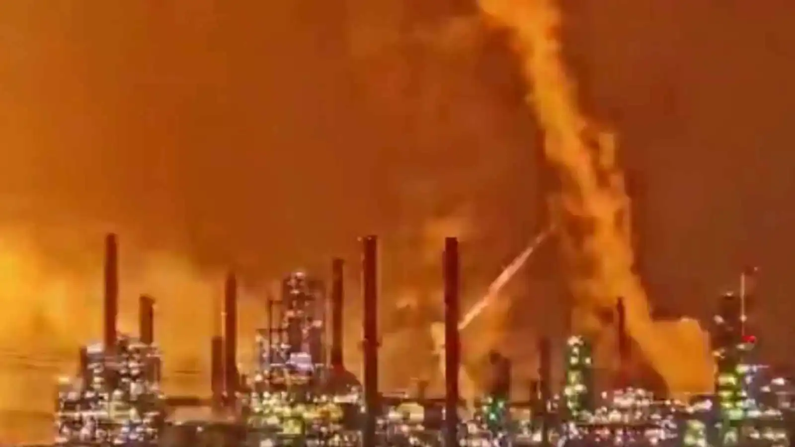 إسرائيل ترفع السرية عن لقطات توثق قصف إيران مصفاة حيفا (فيديو)