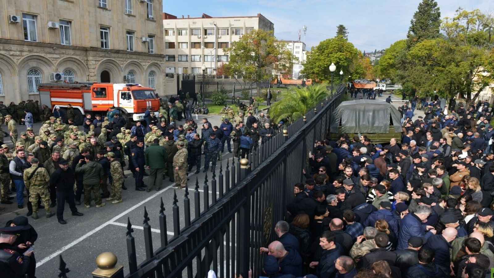 احتجاجات خارج البرلمان في أبخازيا "المنفصلة" عن جورجيا (فيديو)