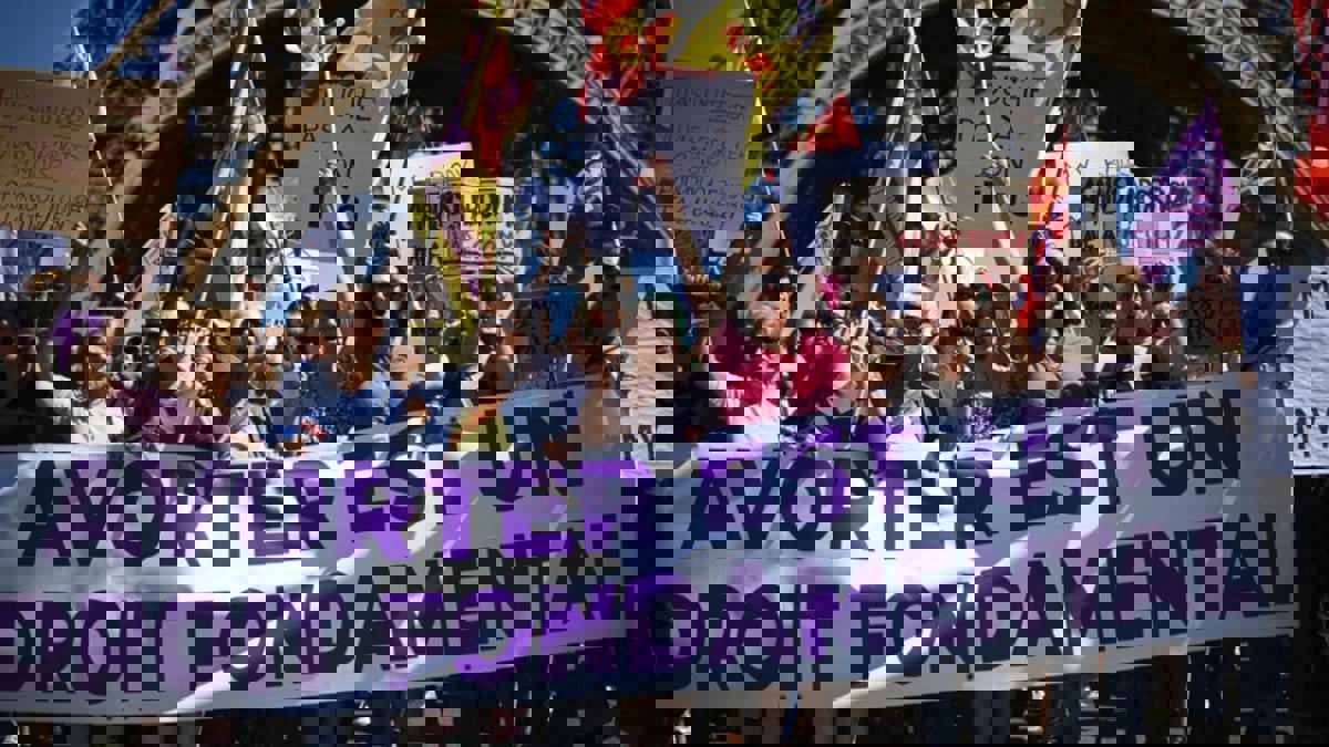 "الشيوخ الفرنسي" يوافق على إدراج الإجهاض في الدستور