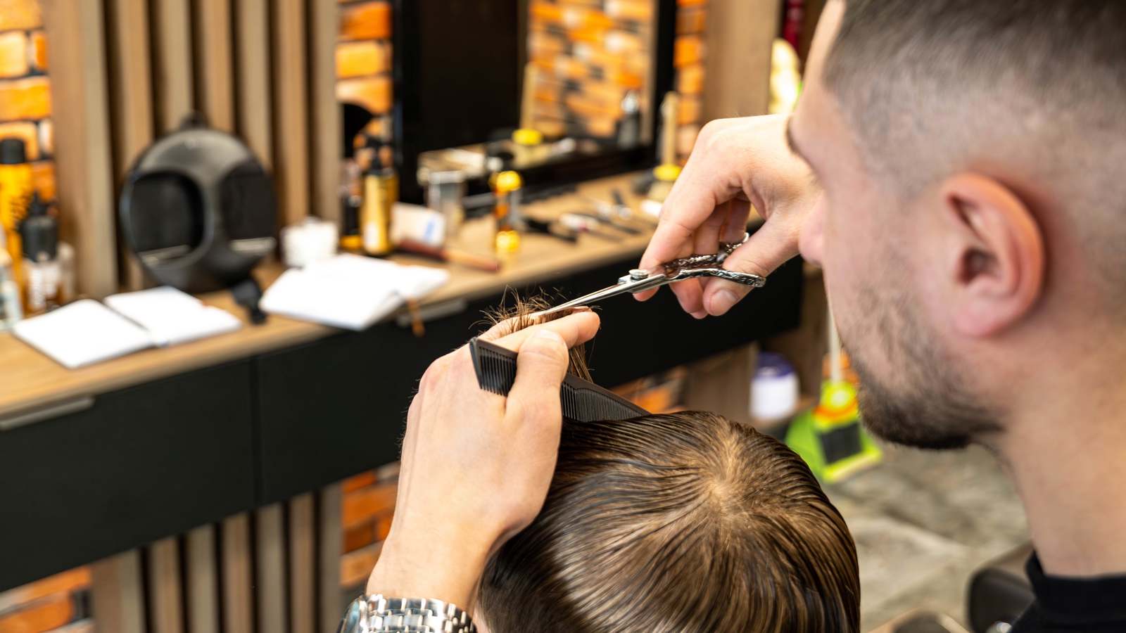 تحوّل "صادم" لرجل قص شعره بعد 4 سنوات (فيديو)