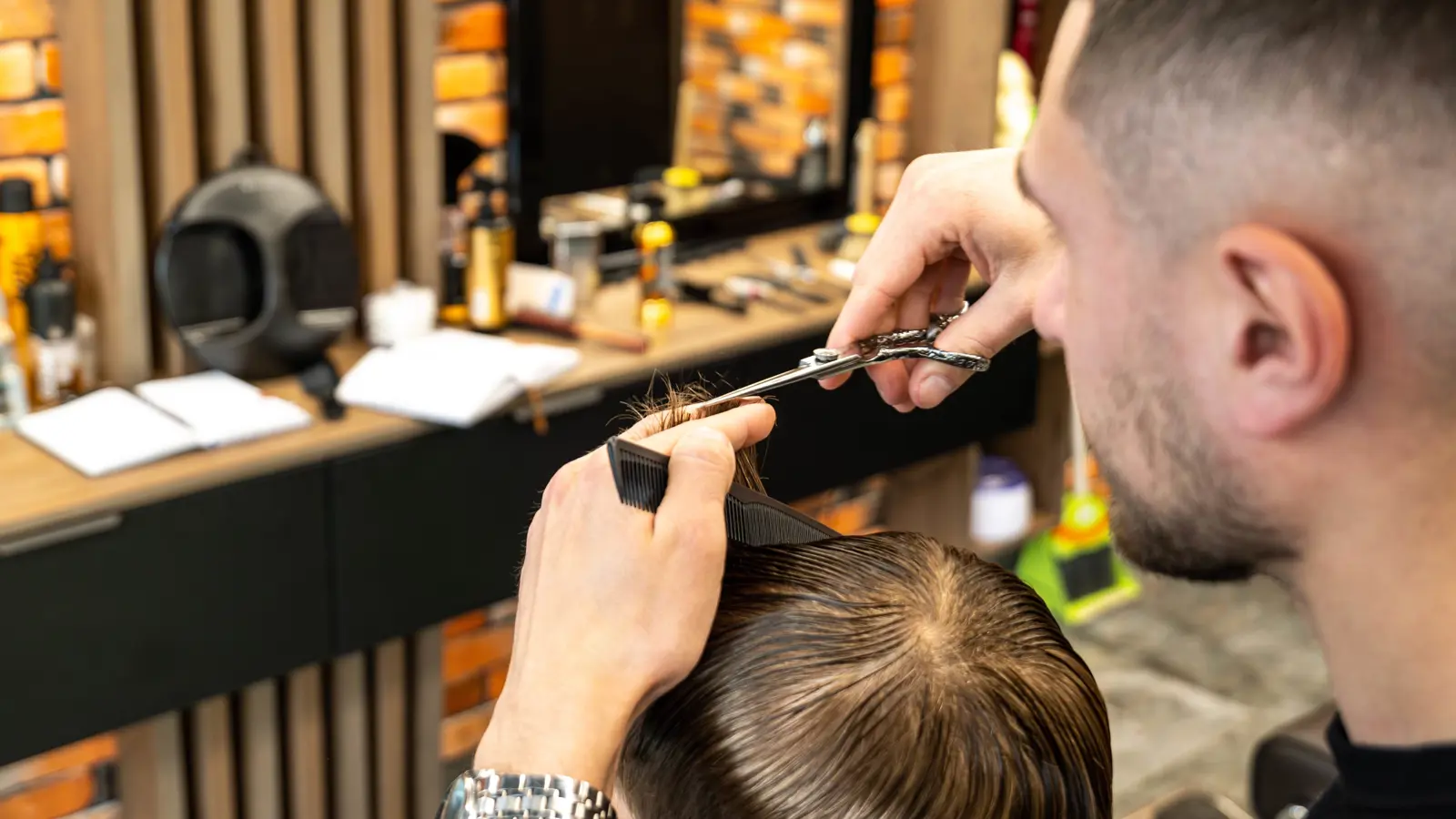 تحوّل "صادم" لرجل قص شعره بعد 4 سنوات (فيديو)