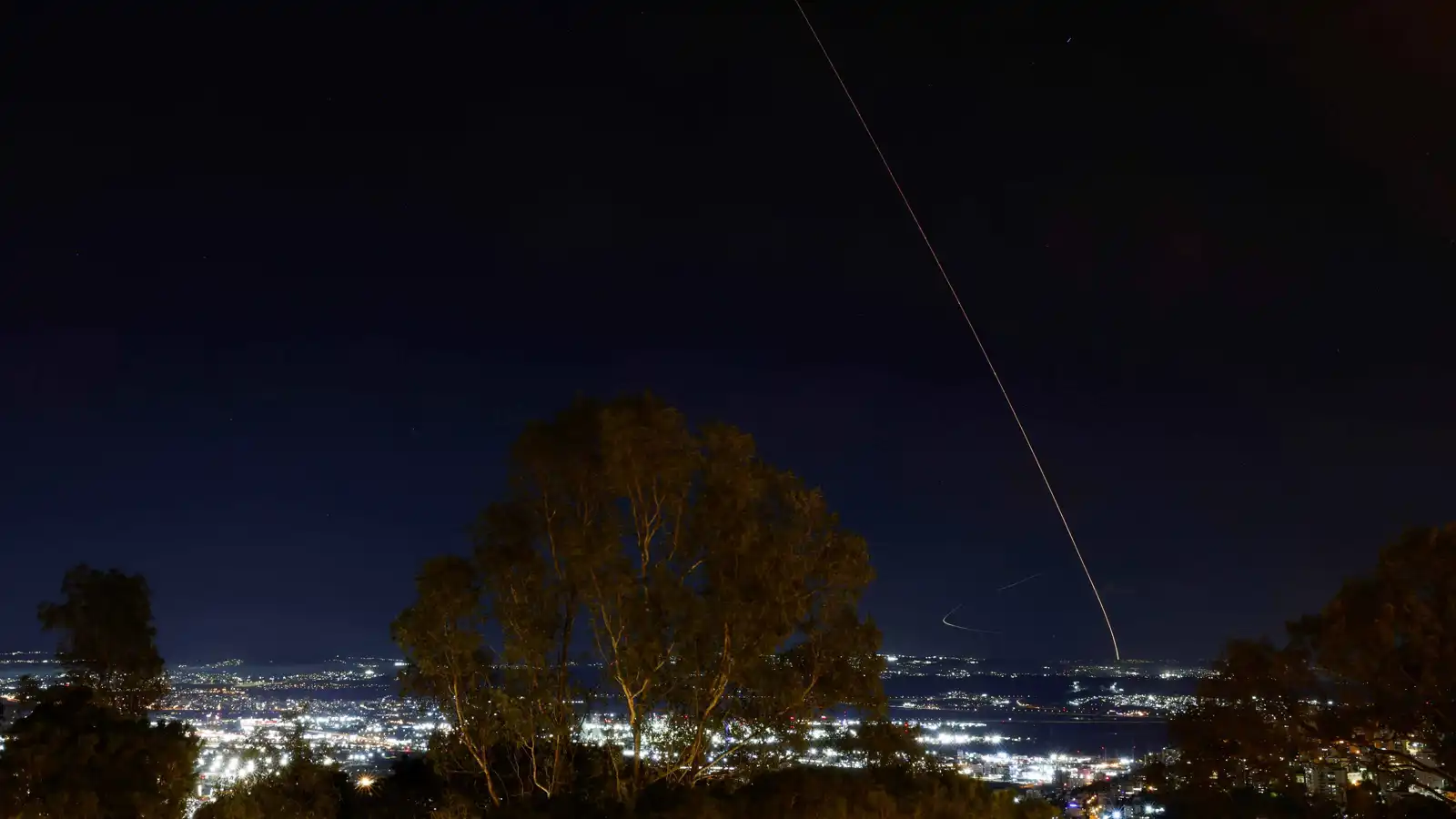 رشقات صاروخية إيرانية واسعة في العمق الإسرائيلي (فيديو)