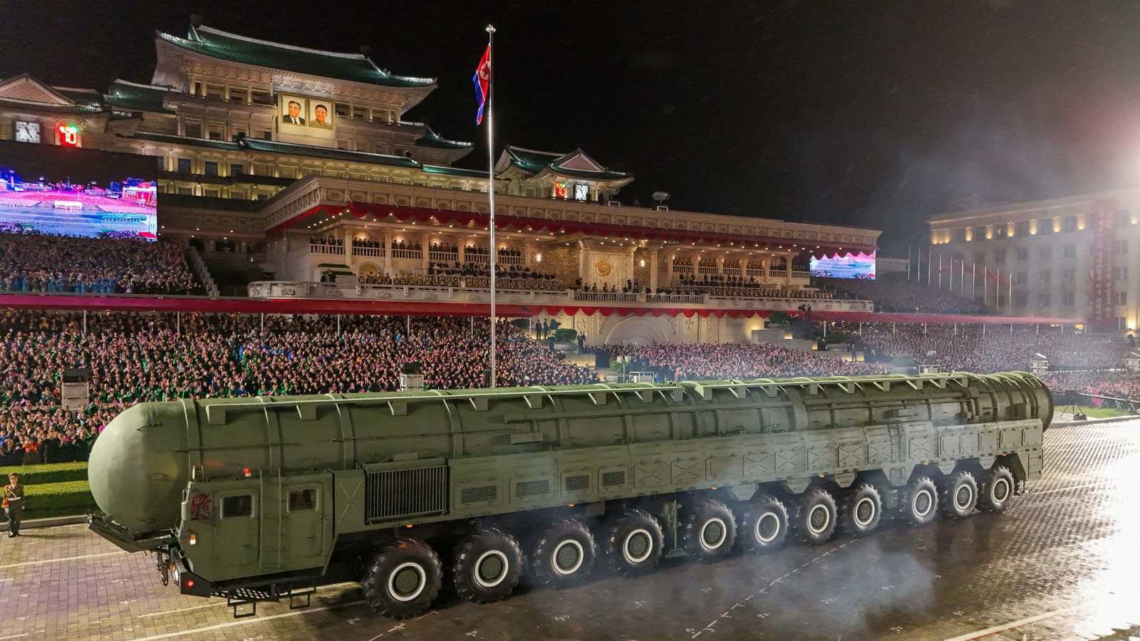 في عرض عسكري كبير.. كوريا الشمالية تكشف عن صاروخ جديد (فيديو)