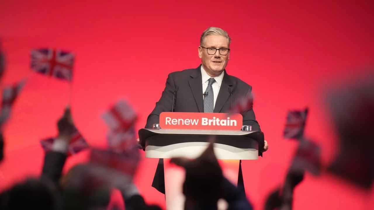 خطة ستارمر الصادمة.. ردع للمهاجرين أم محاولة لإنقاذ شعبية الحكومة؟