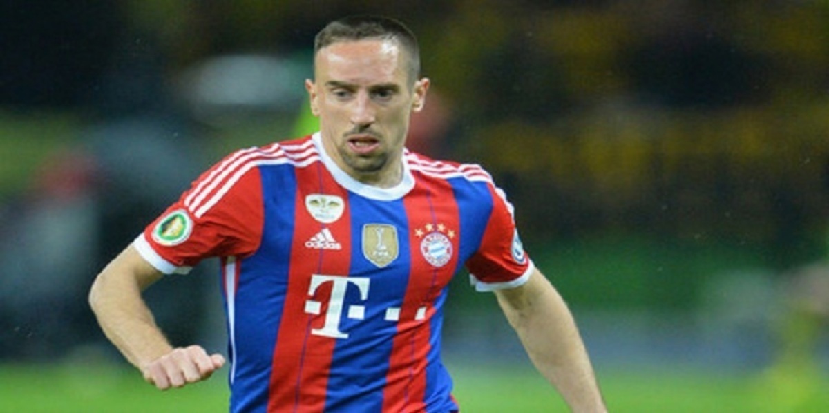 زوجة ريبيري تسانده في محنته من المدرجات (صور)