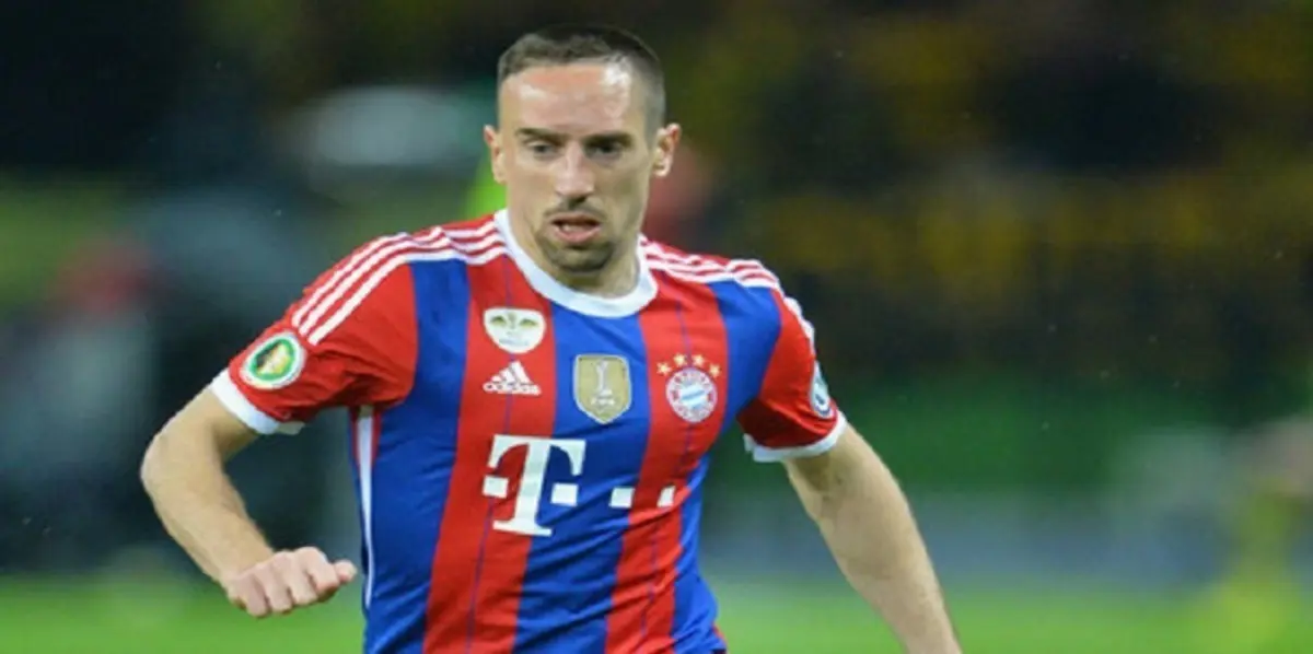 زوجة ريبيري تسانده في محنته من المدرجات (صور)