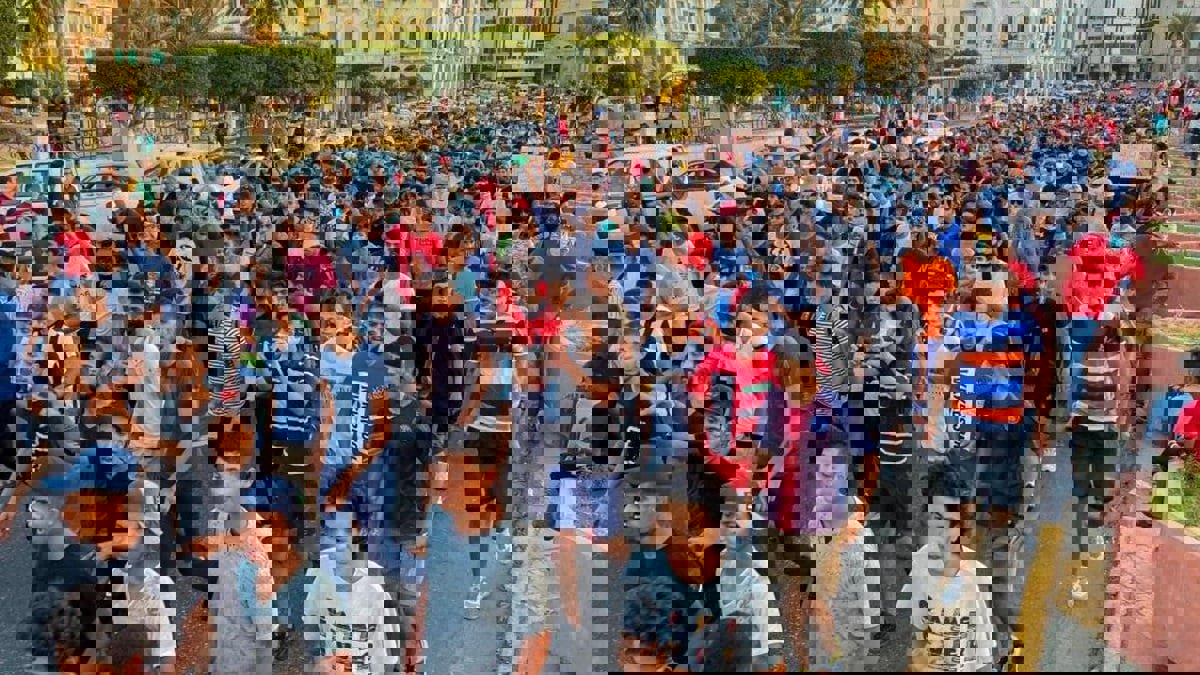 عناصر متخفية بزي مدني تجبر المتظاهرين على مغادرة ميدان الشهداء في طرابلس (فيديو)