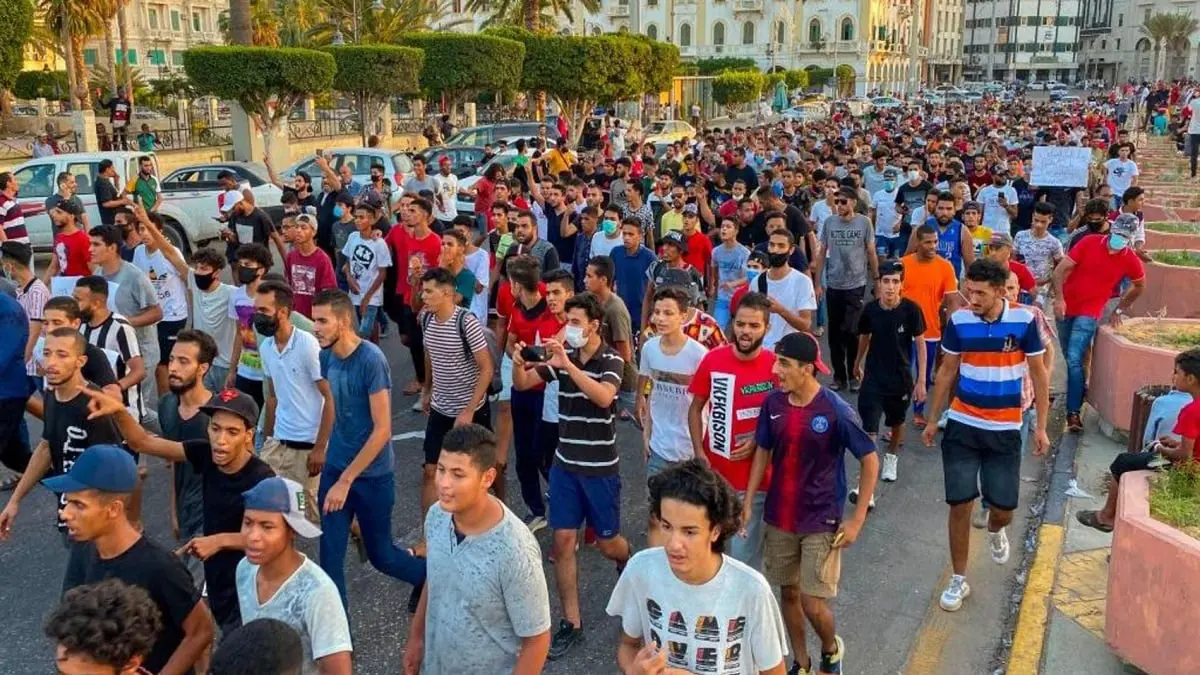 عناصر متخفية بزي مدني تجبر المتظاهرين على مغادرة ميدان الشهداء في طرابلس (فيديو)