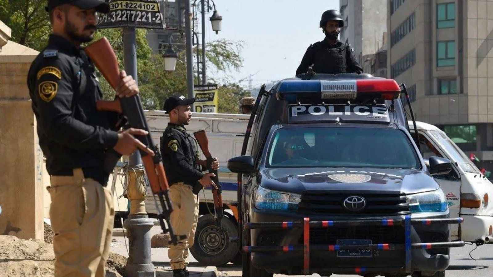 مقتل 5 من الشرطة الباكستانية في انفجار قنبلة