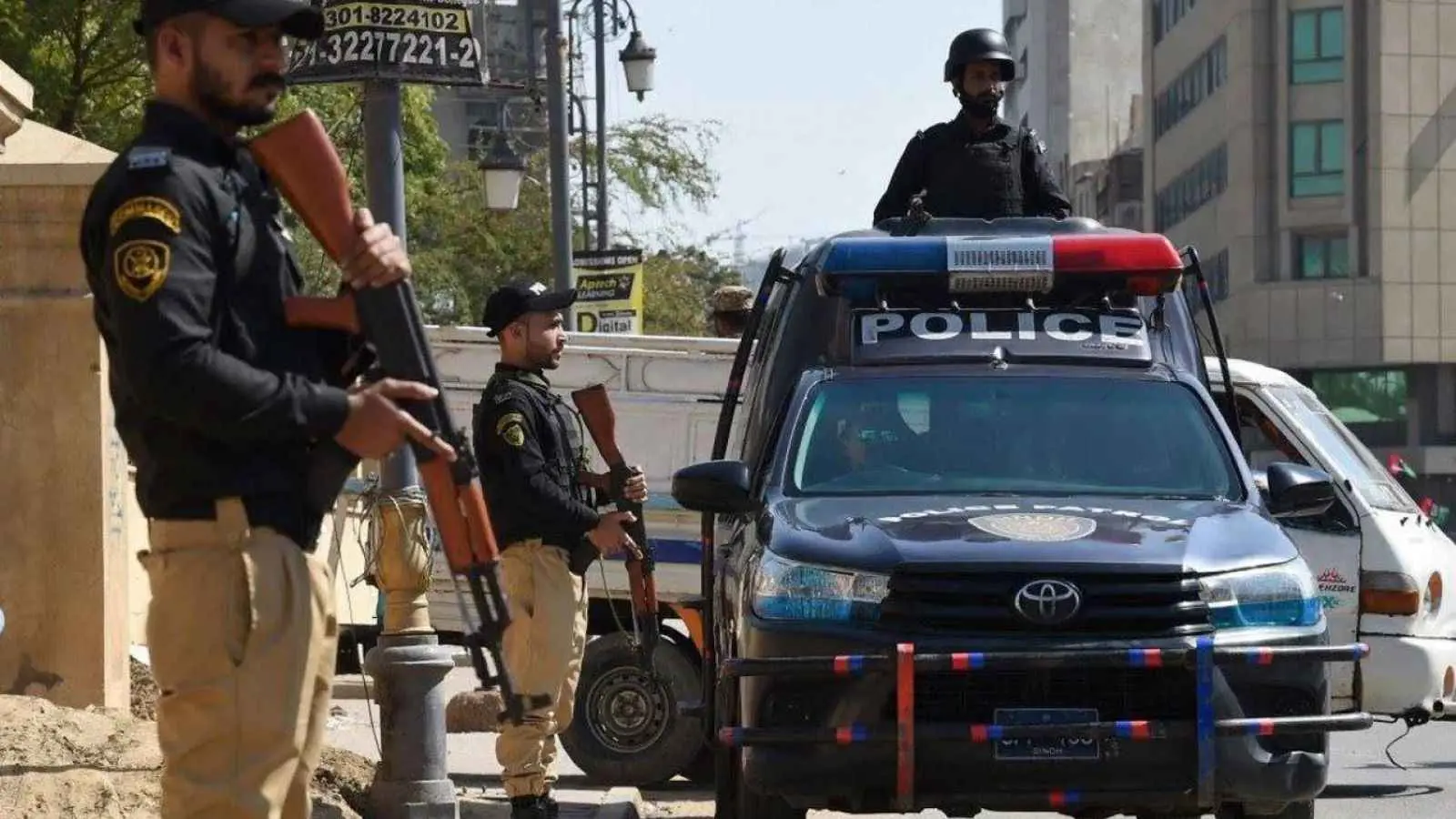 مقتل 5 من الشرطة الباكستانية في انفجار قنبلة