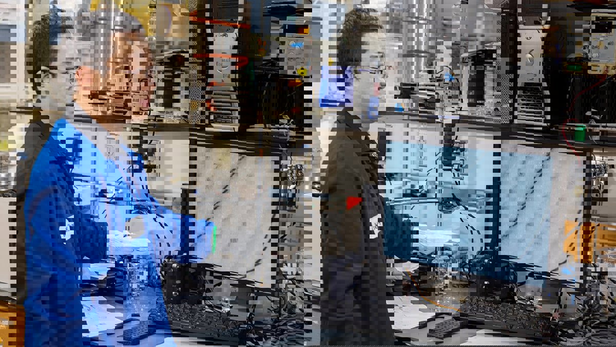 تطوير خيوط تنتج كهرباء يمكنها تزويد المدن بالطاقة