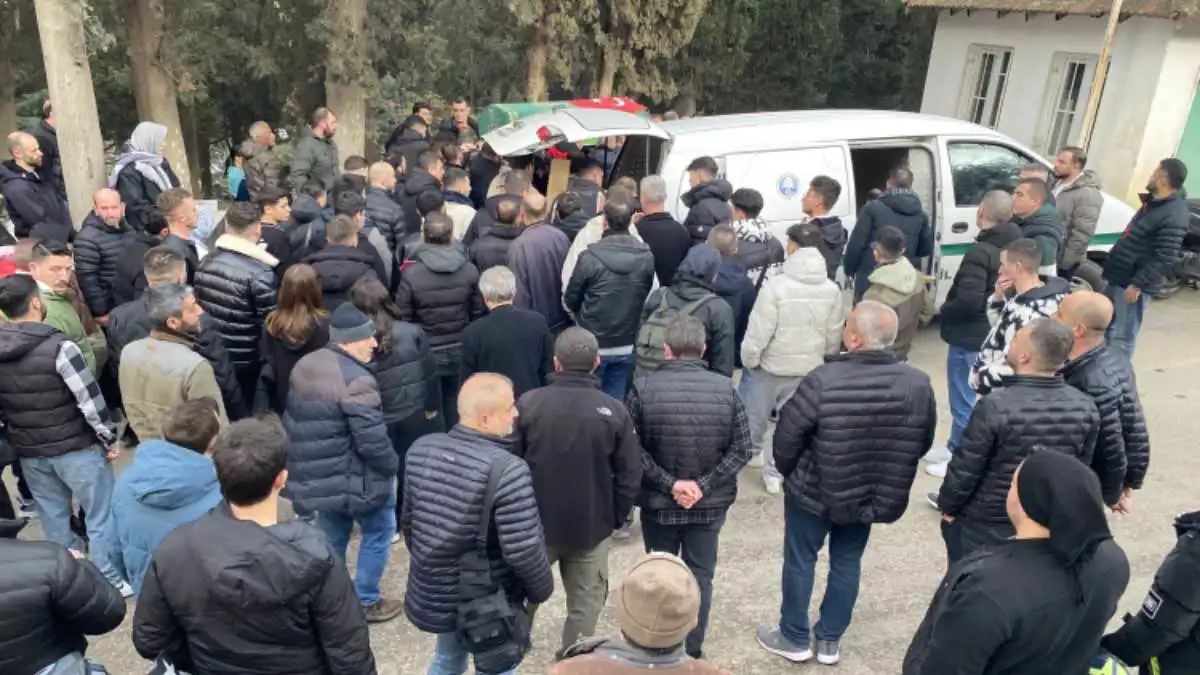 وداع مؤثر لشاب فقد حياته لإنقاذ والده من الموت (فيديو)