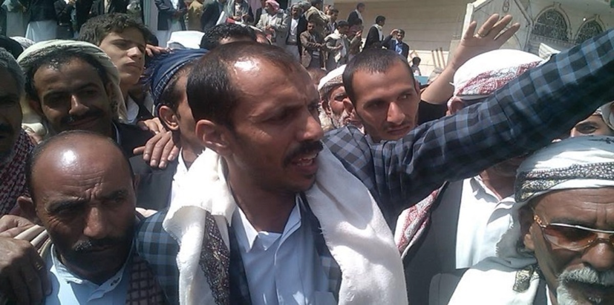 بسبب الرواتب المتأخرة.. فض وقفة احتجاجية "بالقوة" في صنعاء