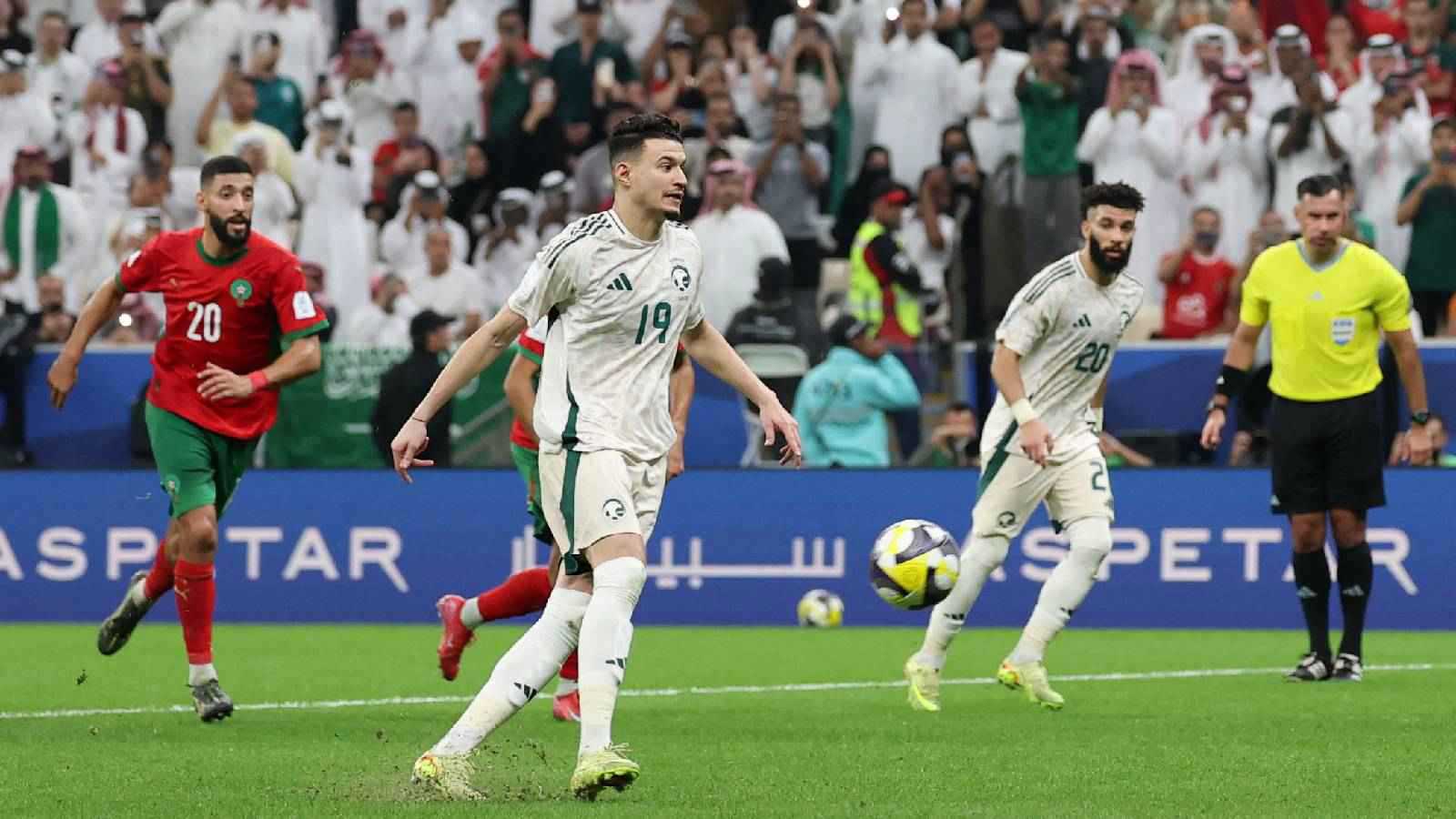 بسبب بانينكا.. عبدالله الحمدان يفجر غضب الجماهير السعودية في لقاء المغرب (فيديو)