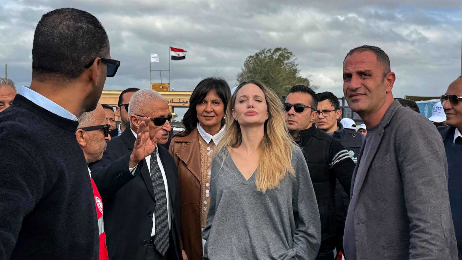 سفيرة الإنسانية على "حدود النار".. أنجلينا جولي تزور معبر رفح