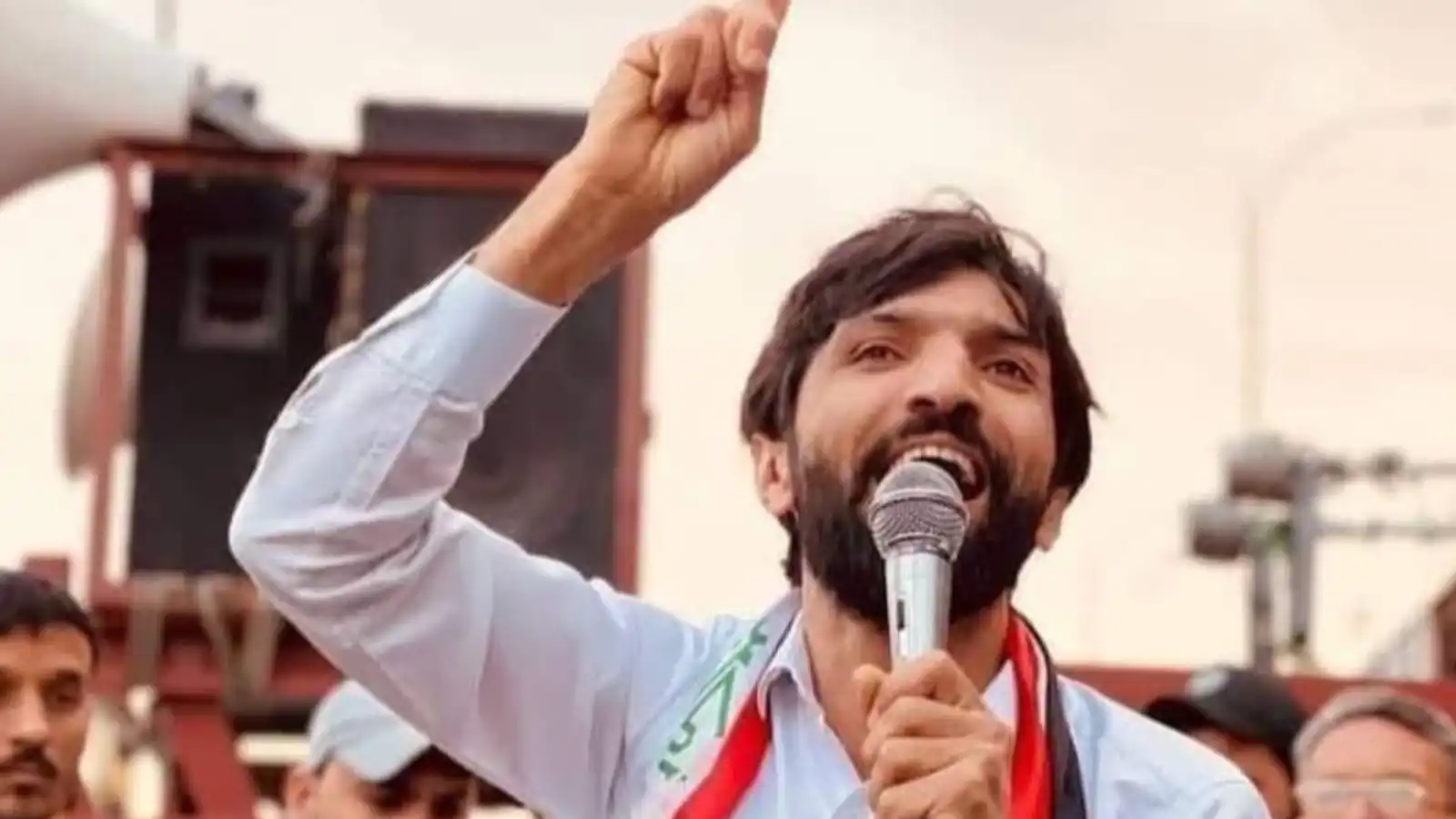 ضرغام ماجد خلال مشاركته في الاحتجاجات