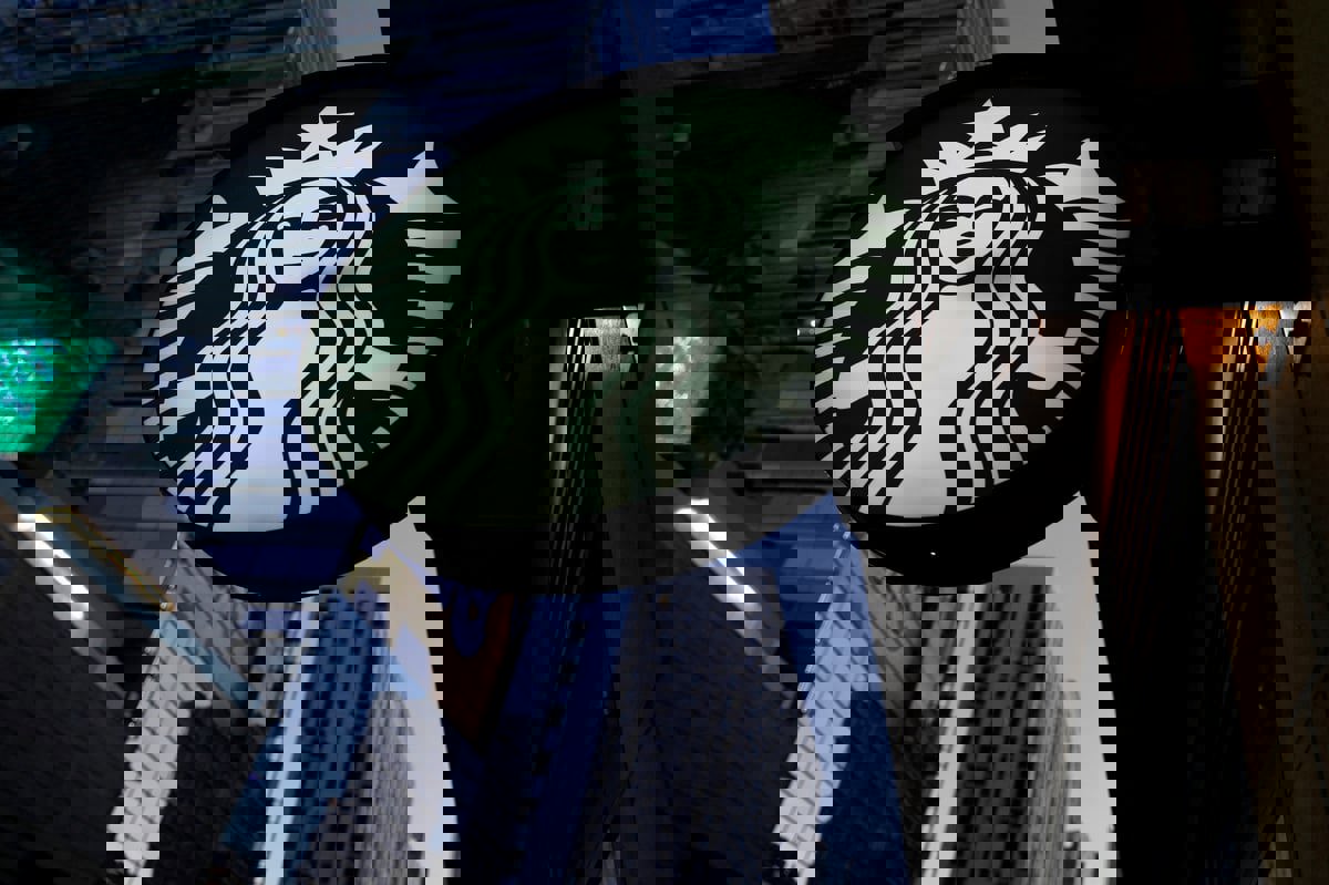 "ستاربكس" تصبّ جام غضبها على وسائل التواصل الاجتماعي