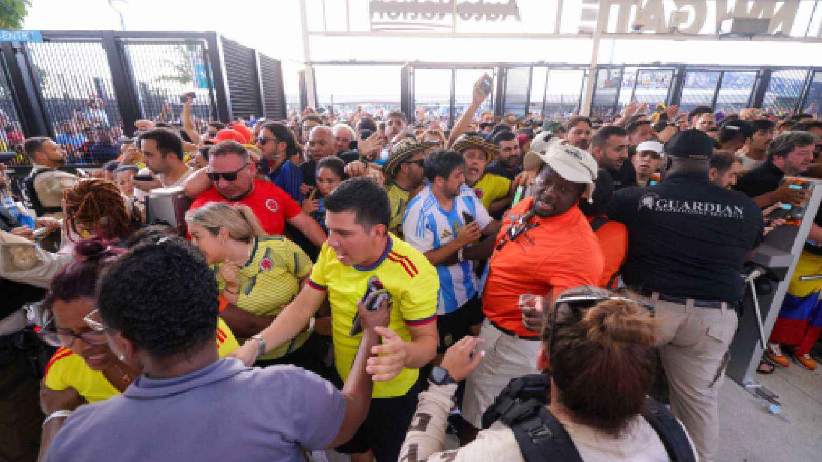 أزمة حادة تؤجل انطلاق مباراة الأرجنتين وكولومبيا في نهائي كوبا أمريكا (فيديو)