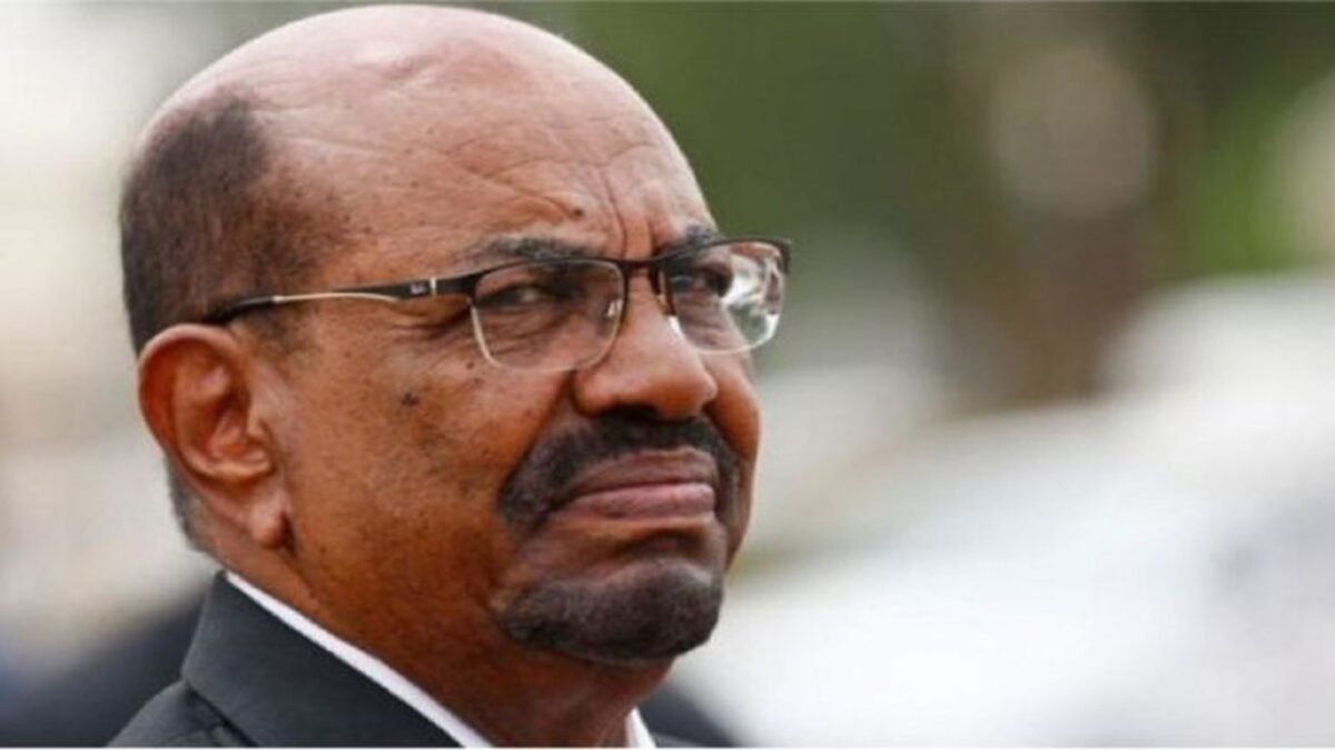 الرئيس السوداني المعزول عمر البشير يمر بأزمة نفسية ويرفض الطعام والأدوية إثر إصابته بجلطة