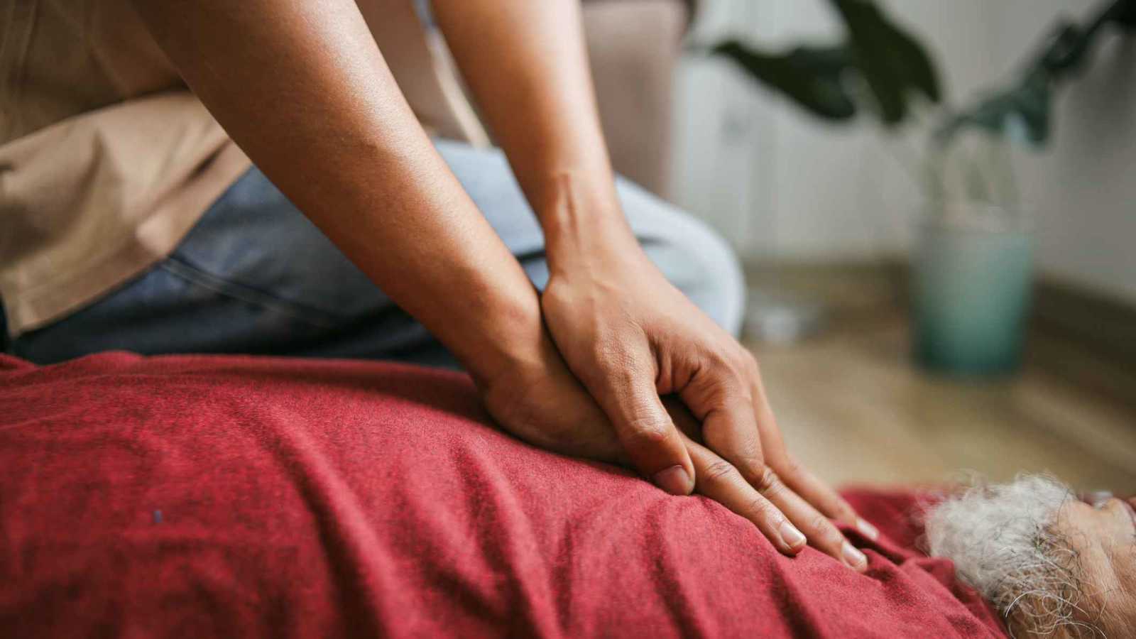 ممرضة تنقذ مسنًا بعد إعلان وفاته داخل "مول" بالكويت (فيديو)