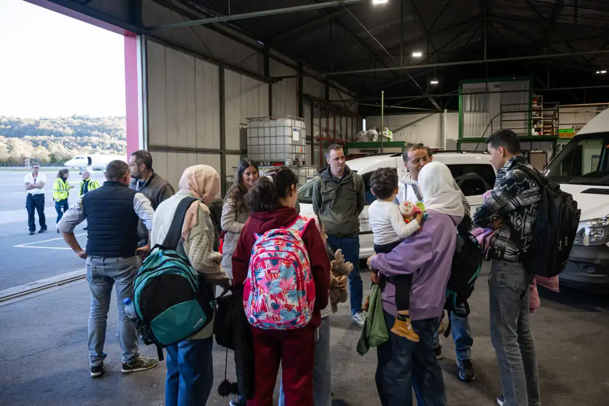 الأطفال وذووهم بعد وصولهم إلى سويسرا