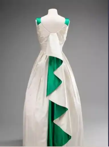 من القطع التي ستعرض في المعرض