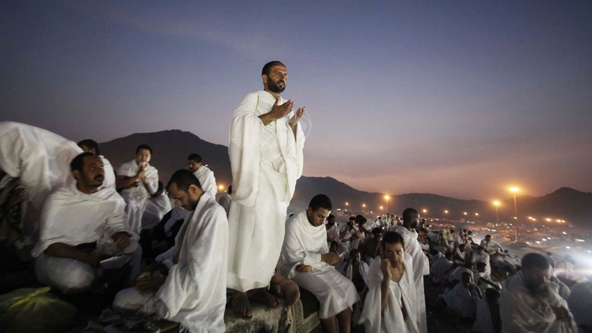 هنا "عرفة".. منسك "لا يفرق" وجبل "يوزع" الرحمات