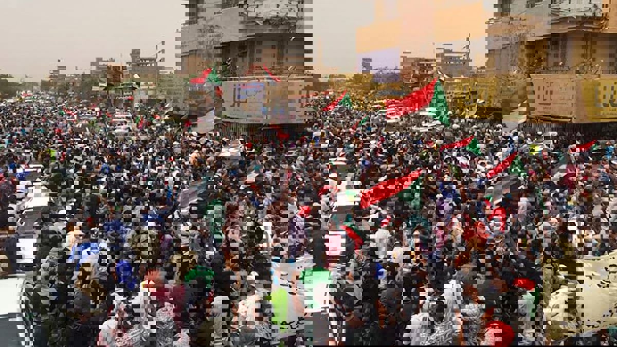 الأمن السوداني يفرق آلاف المتظاهرين وسط الخرطوم