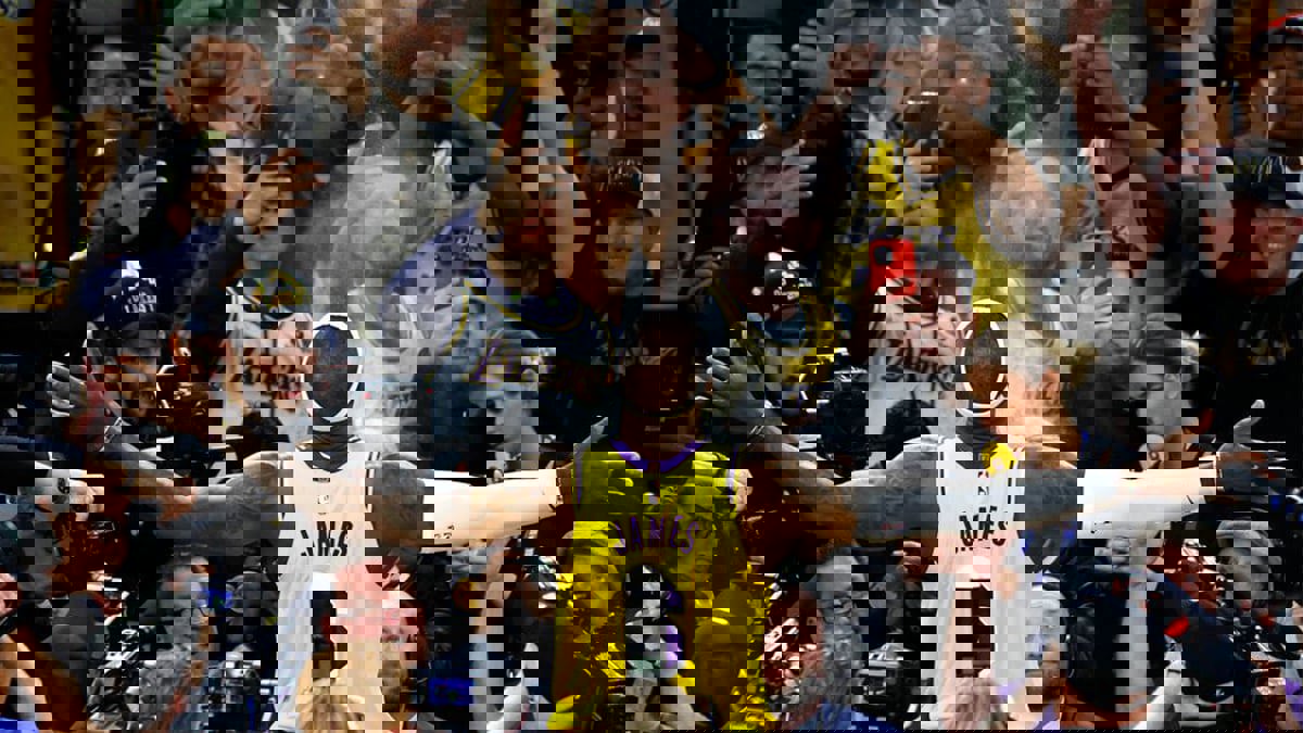 ليبرون جيمس يكسر الرقم القياسي لعدد النقاط بدوري كرة السلة الأمريكي (فيديو)