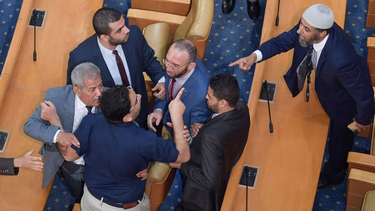 بعد تصاعد العنف في البرلمان التونسي.. سعيّد يوجه "التحذير الأخير" وسط دعوات للحل (فيديو)