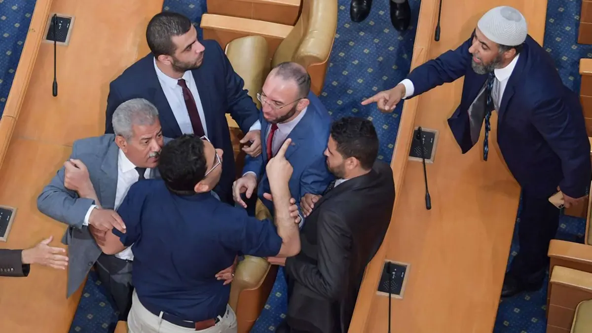 بعد تصاعد العنف في البرلمان التونسي.. سعيّد يوجه "التحذير الأخير" وسط دعوات للحل (فيديو)