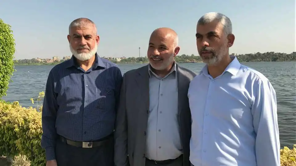 يحيى السنوار وأبو نعيم (وسط) وروحي مشتهى