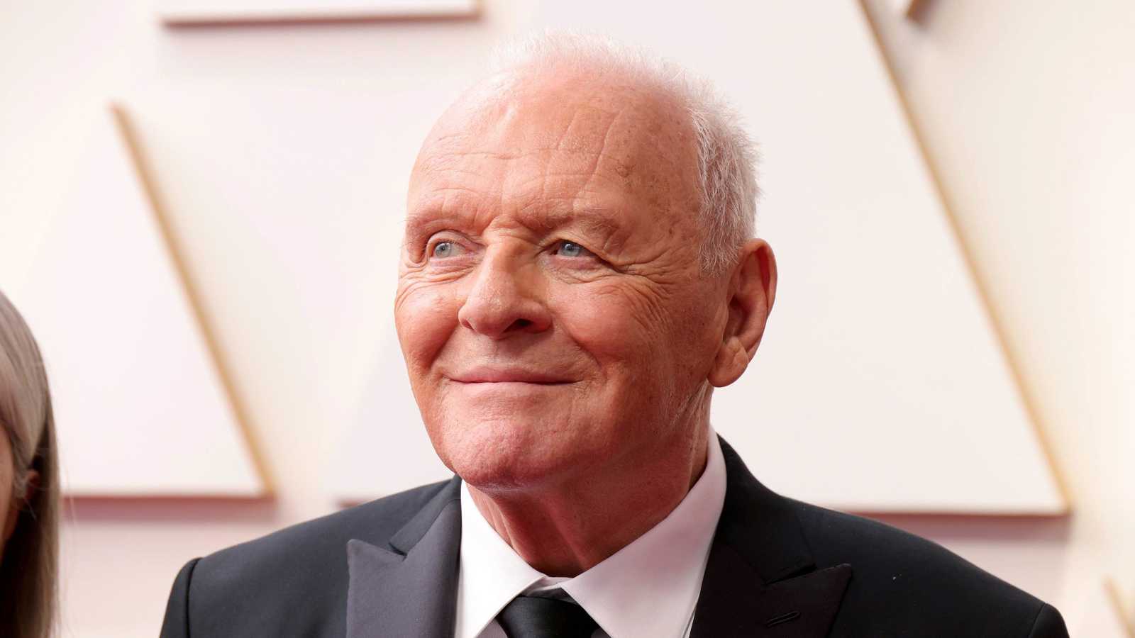 أنتوني هوبكنز يكشف صراعه مع الإدمان على الكحول