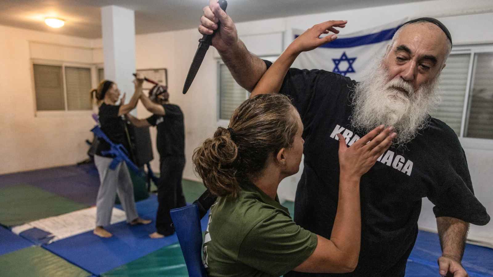 مستوطنون إسرائيليون يتعلمون "كراف ماغا" لمنع احتجازهم كرهائن