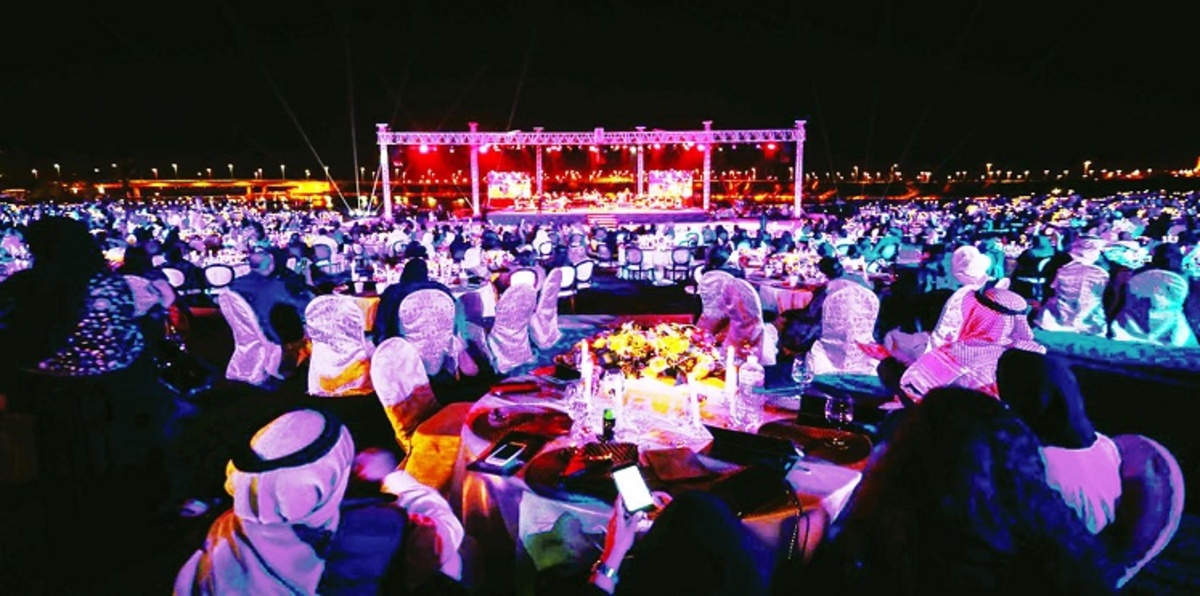 الحضور المختلط.. يضفي طابعًا خاصًا على حفل عمر خيرت في جدة (فيديو)