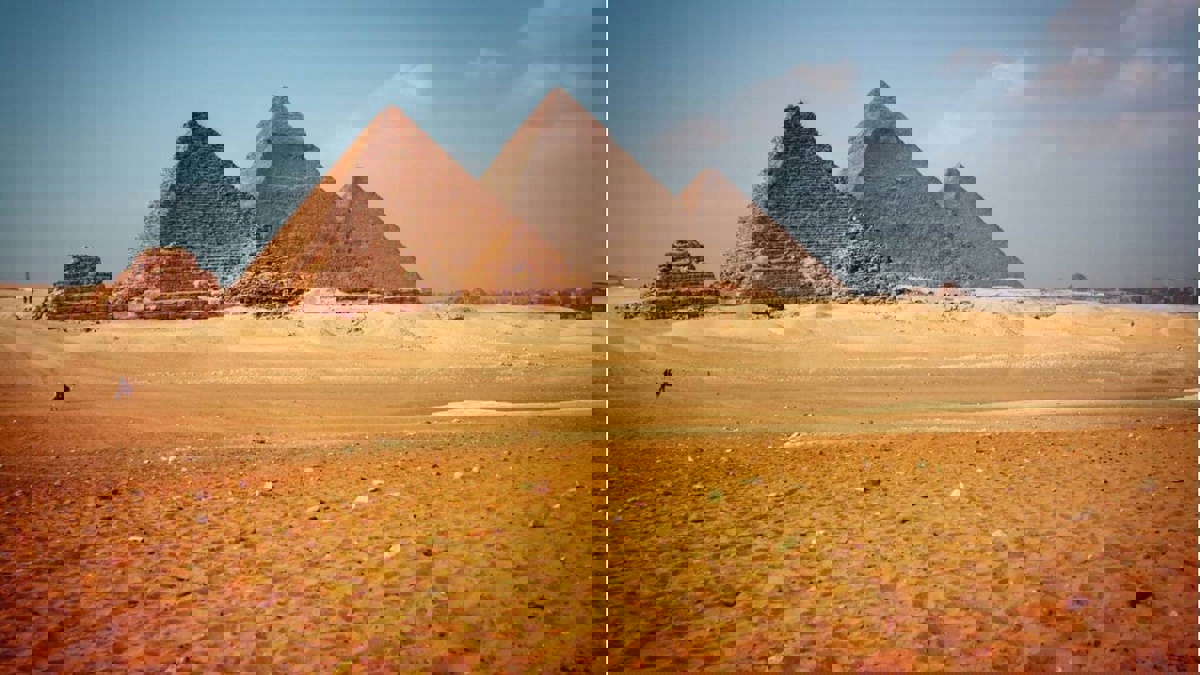 وزير الآثار المصري الأسبق يكشف حقيقة "مخطوطة أثرية" تحمل أسرارًا عن الأهرامات