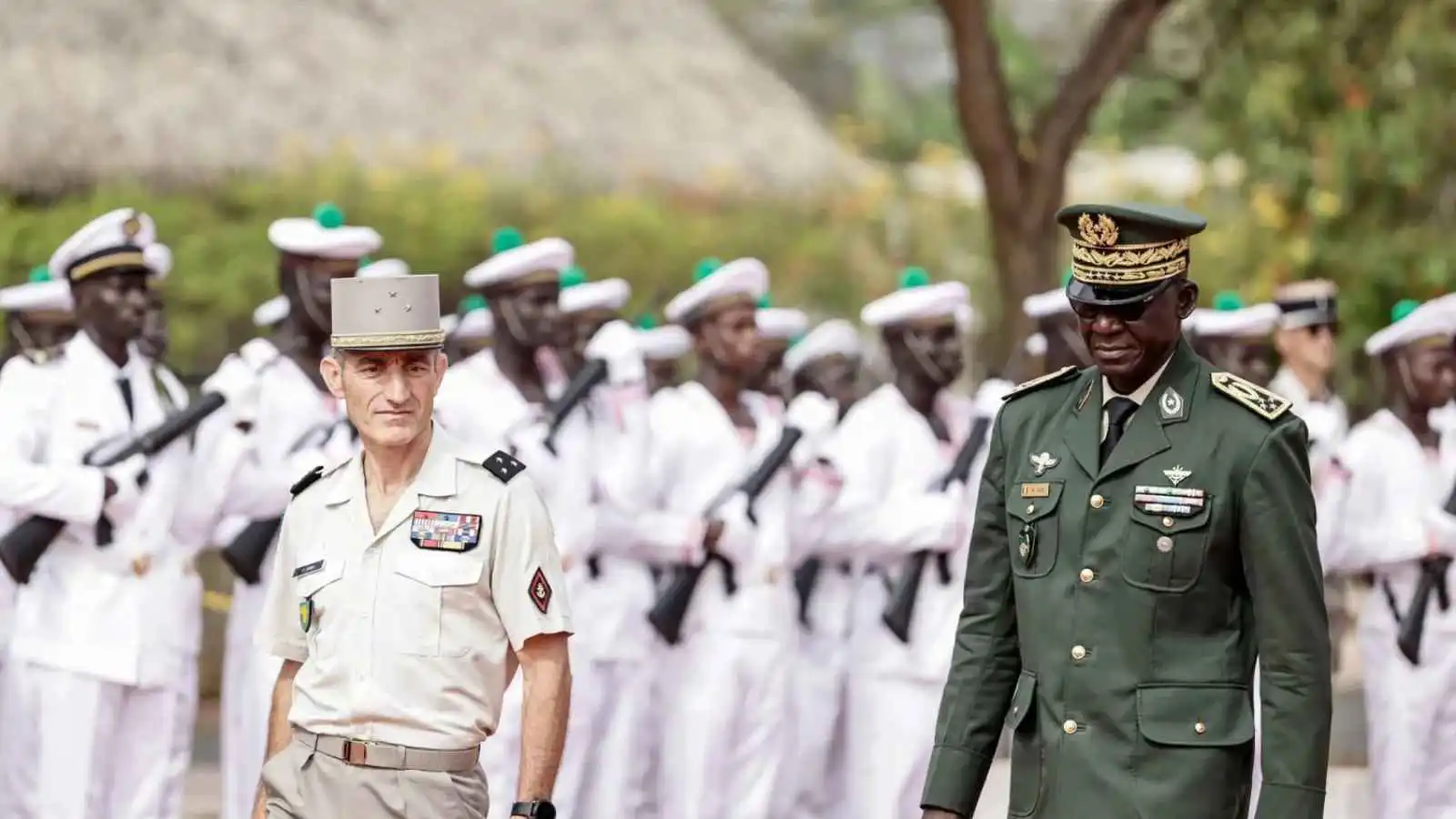 "الأمر لم يعد يهمنا".. ماذا يعني تخلي فرنسا عن أمن الساحل الأفريقي؟