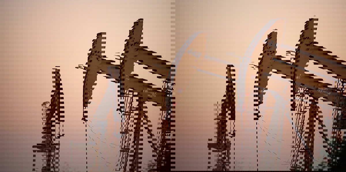 أسعار النفط تنخفض قبيل بيانات مخزونات الخام الأمريكية