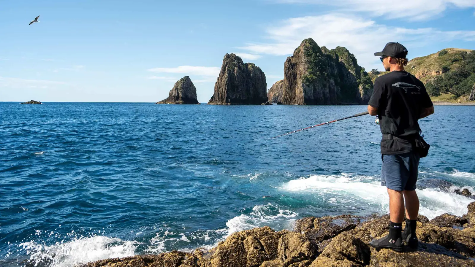 "صيد مأساوي".. مروحية تنقذ رجلًا فقد ساقه الاصطناعية