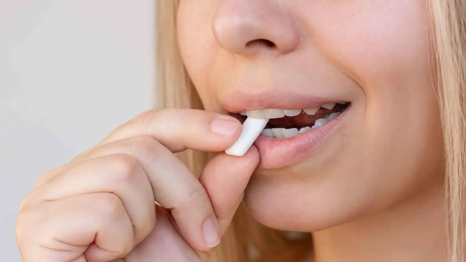 ابتلاع علكة المستكة.. دعم للهضم وصحة الفم