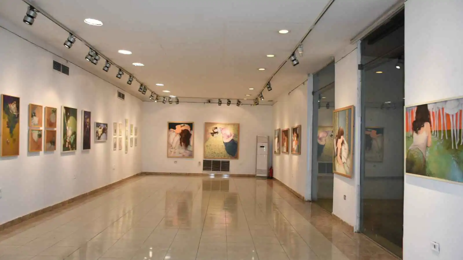 "لون لا يموت".. خصوصية التراث المصري في 100 لوحة (صور)