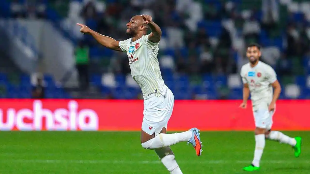 ياكو ميتي نجم ضمك يسجل أمام الفتح ويسخر من حكام الـVAR (فيديو)