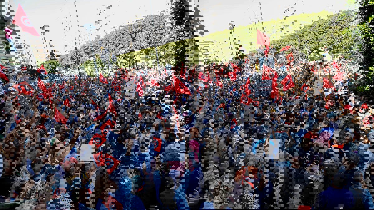 قبل استفتاء الدستور.. حراك سياسي ونقابي "يربك" الحوار في تونس